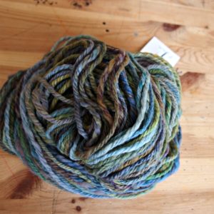 handspun chainply Malabrigo Indiecita Trojnitka je dobrý spôsob, ako jemné merino trošku „zoceliť“ a urobiť z neho pevnejšiu priadzu. Nitka je guľatá, pekne ukazuje štruktúru pleteniny a práca rýchlo pribúda.